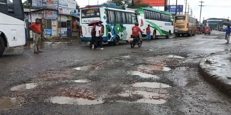 ঢাকা বরিশাল মহাসড়কে ৪৭ কি:মি: খানা খন্দে মরনফাদে পরিনত  