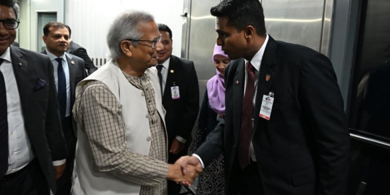 রাষ্ট্রীয় সফরে মালয়েশিয়ায় পৌঁছেছেন অধ্যাপক ইউনূস রাষ্ট্রীয় সফরে মালয়েশিয়ায় পৌঁছেছেন অধ্যাপক ইউনূস