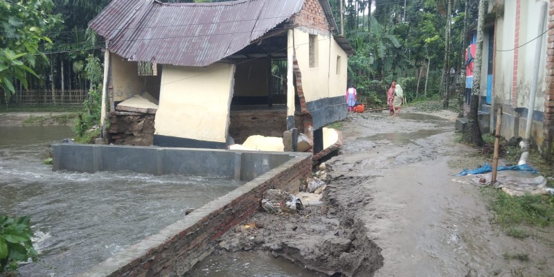 পঞ্চগড়ে রাতভর রেকর্ড বৃষ্টি; পানির চাপে ভেঙ্গে পড়েছে রাস্তা, ওয়াক্তিয়া মসজিদ