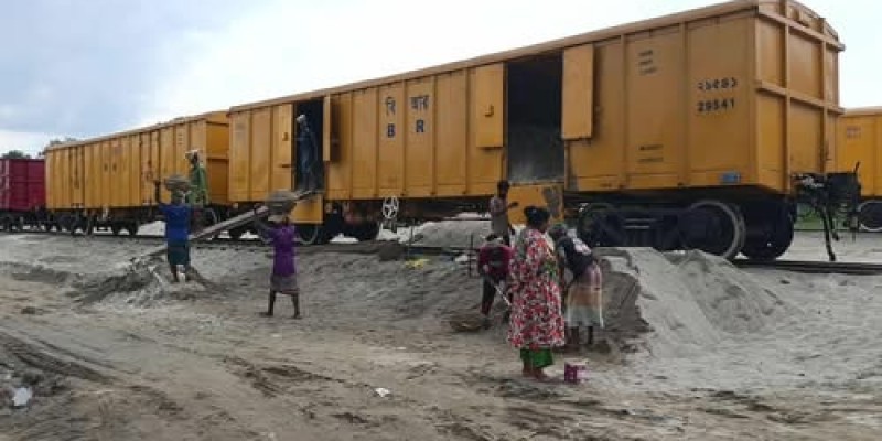 পঞ্চগড়ে রেলপথে বালু আমদানীতে কর্মকর্তা-কর্মচারীদের বিরুদ্ধে অনিয়ম ও ঘূষ বানিজ্যের অভিযোগ