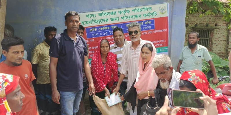 নন্দীগ্রামে খাদ্য বান্ধব কর্মসূচির ১৪টি বিক্রয় কেন্দ্রে ১৫ টাকা কেজি দরে চাল বিক্রি হচ্ছে