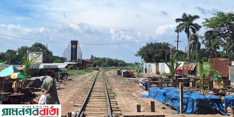 সান্তাহার রেলওয়ের দখলকৃত জায়গা উচ্ছেদ করে কর্তৃপক্ষের বৃক্ষ রোপণ