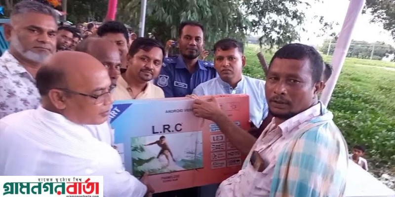 শিবচরে বিল পদ্মা নদীতে উৎসব মুখর পরিবেশে গ্রাম বাংলার ঐতিহ্যবাহী নৌকা বাইচ অনুষ্ঠিত