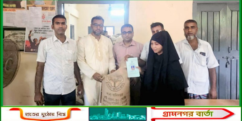 নন্দীগ্রামে ভিডব্লিউবির চাল বিতরণ
