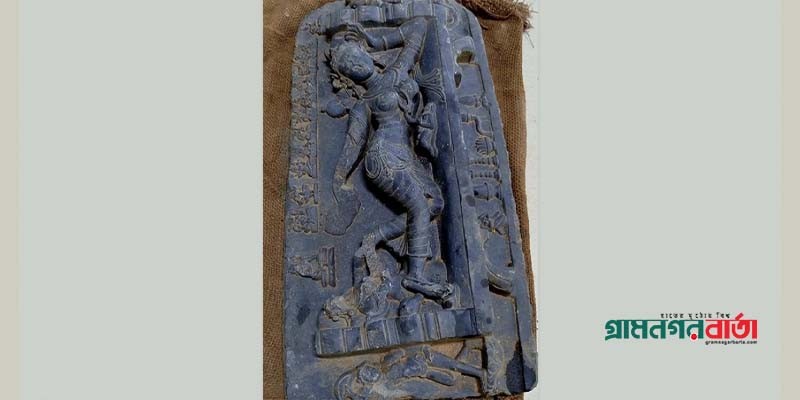 গাইবান্ধায় কোটি টাকা মূল্যের কষ্টিপাথরের মূর্তি উদ্ধার, আটক ৩