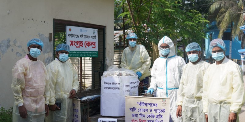 শিবগঞ্জে  কৃষি অফিসের ব্যাতিক্রম উদ্যেগ বালাইনাশকের খালি পাত্র সংগ্রহ 