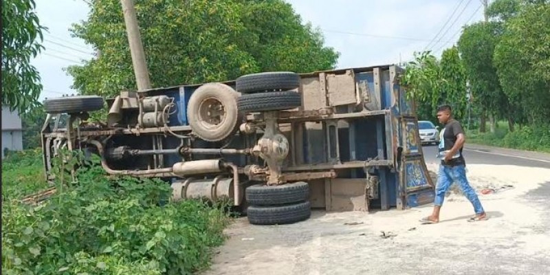 আদমদীঘিতে ট্রাক ও ট্রাক্টরের মুখোমুখি সংঘর্ষ, চালক নিহত