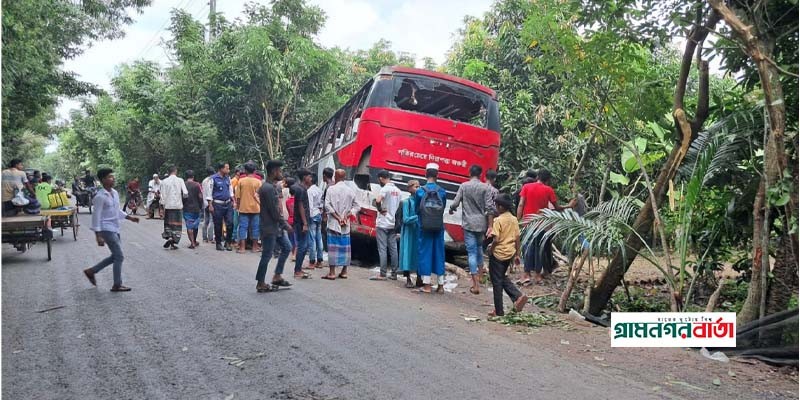 বাসের চাপায় শিক্ষক নিহত, শিক্ষার্থীদের সড়ক অবরোধ বাসের চাপায় শিক্ষক নিহত, শিক্ষার্থীদের সড়ক অবরোধ