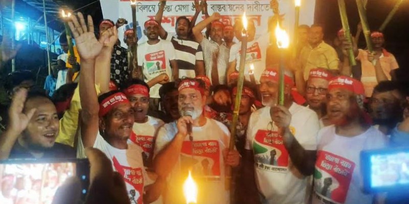 তিস্তা মহাপরিকল্পনা বাস্তবায়নের দাবীতে কাউনিয়ায় তিস্তা সেতু পাড়ে মশাল প্রজ্বলন