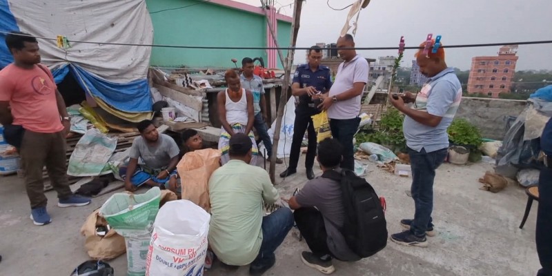 মুন্সীগঞ্জে ফ্ল্যাট বাসা থেকে অ-স্ত্র, বোমা তৈরির সরঞ্জাম ও নগদ টাকাসহ তিনজন গ্রেপ্তার মুন্সীগঞ্জে ফ্ল্যাট বাসা থেকে অ-স্ত্র, বোমা তৈরির সরঞ্জাম ও নগদ টাকাসহ তিনজন গ্রেপ্তার