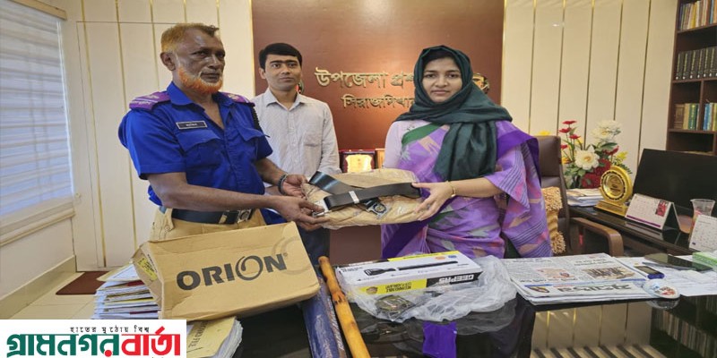 সিরাজদিখানে ১২৮জন গ্রাম পুলিশের মাঝে পোশাক ও সরঞ্জাম বিতরণ সিরাজদিখানে ১২৮জন গ্রাম পুলিশের মাঝে পোশাক ও সরঞ্জাম বিতরণ