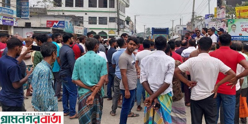 জামালপুরে শ্রমিকদের সড়ক অবরোধ জামালপুরে শ্রমিকদের সড়ক অবরোধ