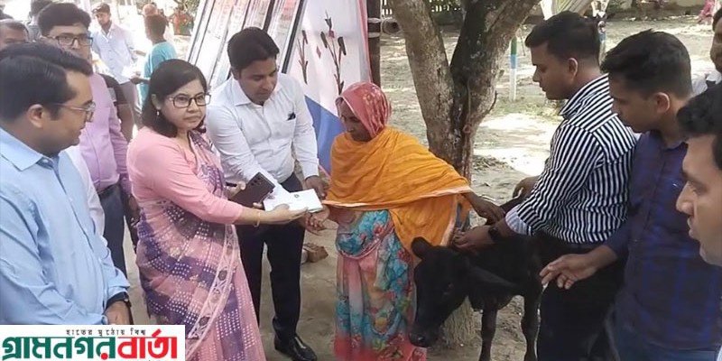 শিবচরে অগ্নিকাণ্ডের ক্ষতিগ্রস্ত ও দুঃস্থ পরিবারের মাঝে ঢেউটিন ও অর্থ বিতরন