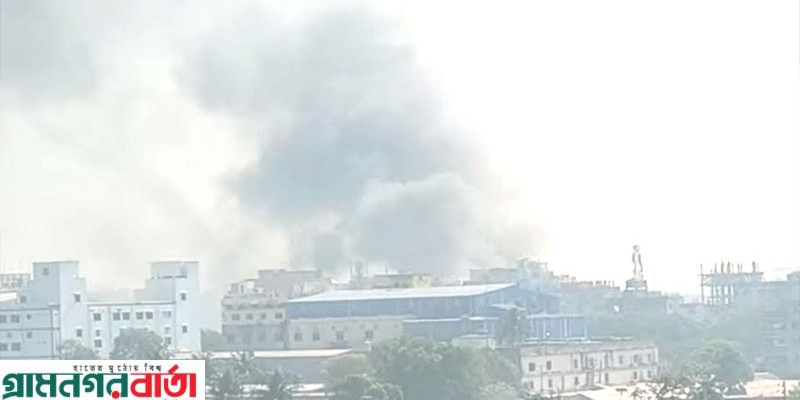 টঙ্গীতে তুলার গুদামে আগুন নিয়ন্ত্রণের চেষ্টা চালাচ্ছে ফায়ার সার্ভিস