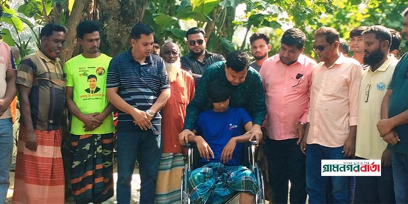 নন্দীগ্রামে দুই পা ভাঙা আব্দুল আহাদের পাশে দাঁড়ালেন সাবেক সংসদ সদস্য মোশারফ হোসেন