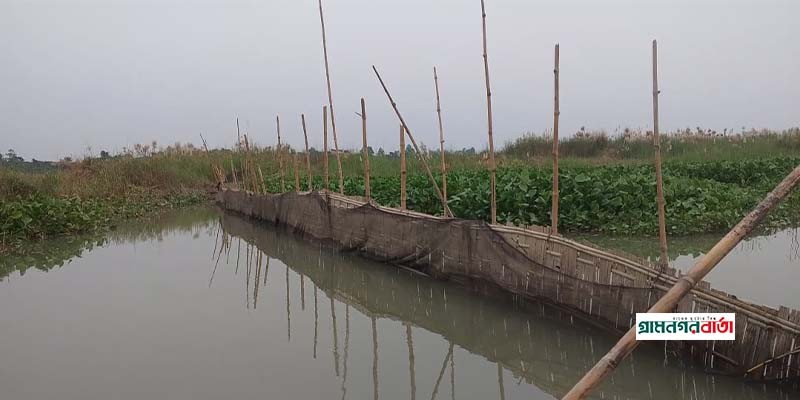 টঙ্গীবাড়ীতে পদ্মার শাখা খালে বাঁধ দিয়ে নৌযান চলাচলে বাধা