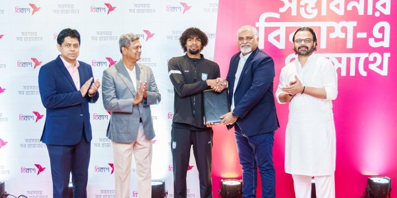 এবার বিকাশ’র ব্র্যান্ড অ্যাম্বাসেডর হলেন ফুটবলার হামজা চৌধুরী