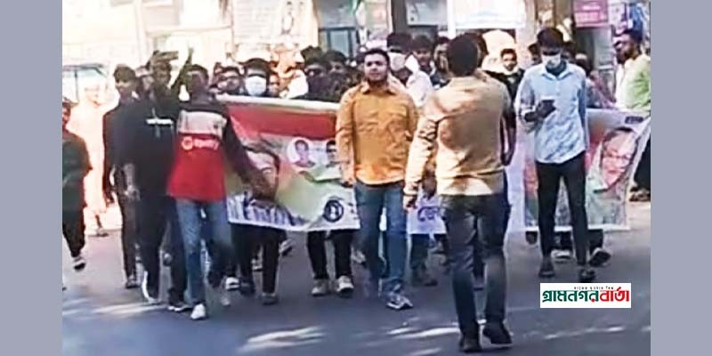 সিরাজদিখানে পুলিশের সামনেই নিষিদ্ধ আওয়ামী লীগের সহযোগী সংগঠনের বিক্ষোভ মিছিল