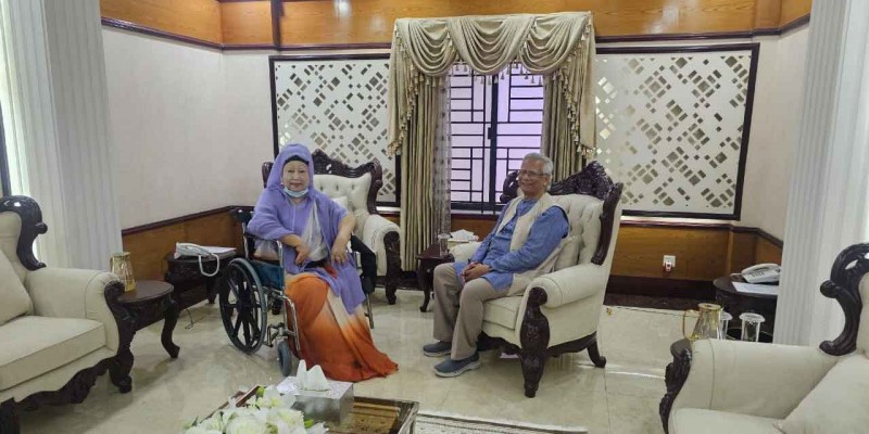 সশস্ত্র বাহিনী দিবসে সেনানিবাসে খালেদা জিয়া-প্রধান উপদেষ্টার একান্ত আলাপ