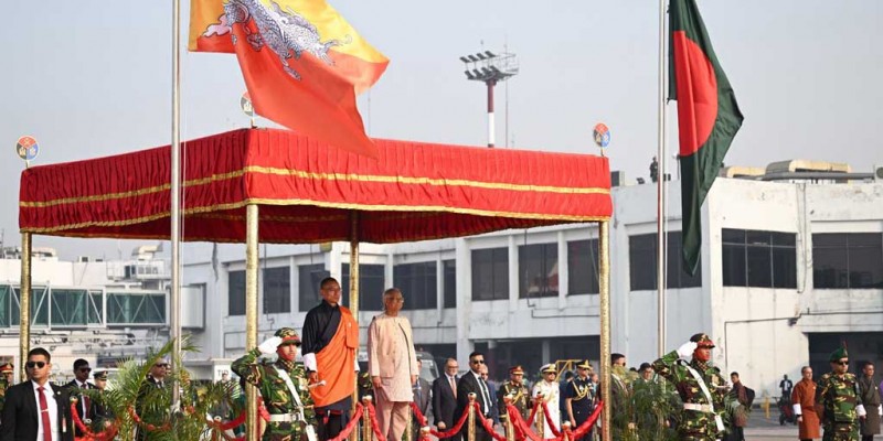 ঢাকায় ভুটানের প্রধানমন্ত্রী শেরিং তোবগে, প্রধান উপদেষ্টার উষ্ণ অভ্যর্থনা