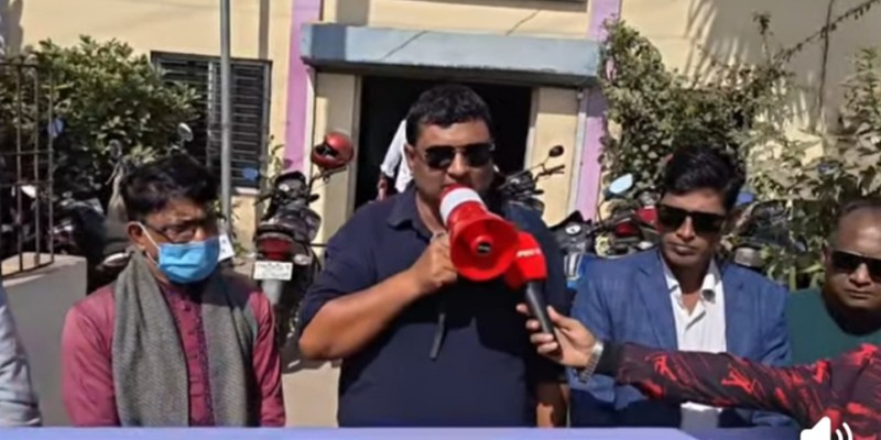 শ্রীনগরে ফরহাদ হোসেন জনির উপর হামলা ও মামলার প্রতিবাদে মানববন্ধন       