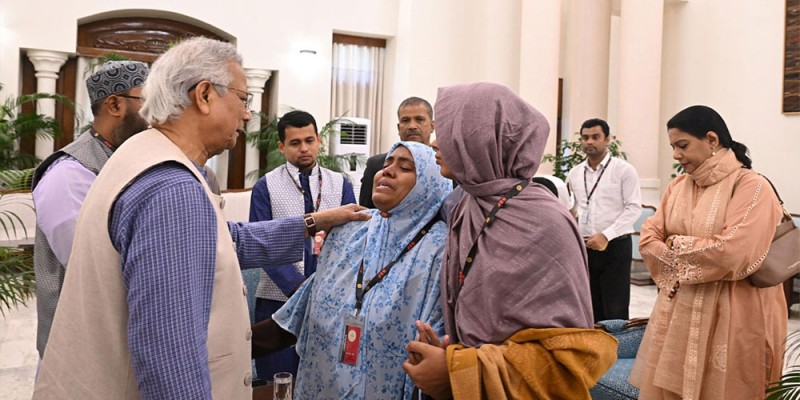 প্রফেসর ইউনূসের সঙ্গে হাদির পরিবারের সাক্ষাৎ, সর্বোত্তম চিকিৎসা নিশ্চিতের আশ্বাস