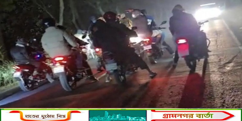 মাস্ক পড়ে মহাসড়কে গাছ ফেলে অবরোধ, মোটরসাইকেল শোডাউন