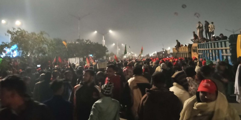 শীত উপক্ষো করে নির্ঘুম রাত পার নেতাকর্মীদের, জনতার ঢল