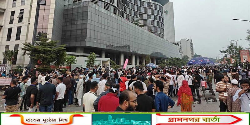 বিটিআরসি কার্যালয়ে মোবাইল ব্যবসায়ীদের হামলা-ভাঙচুর