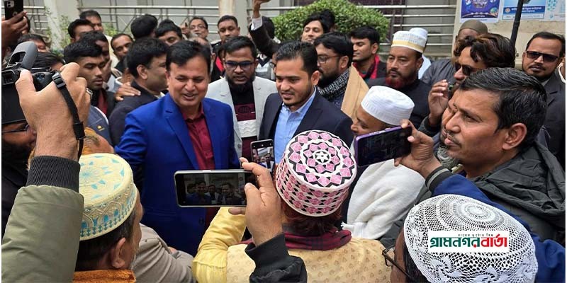 বগুড়া-৪ আসনে মনোনয়নপত্র বৈধ ঘোষণার পর বিএনপি-জামায়াত প্রার্থীর শুভেচ্ছা বিনিময়