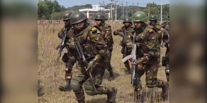 মুন্সীগঞ্জে ভোট কেন্দ্রে সেনাবাহিনীর হেলিকপ্টার পেট্রোলিং ও মহড়া 