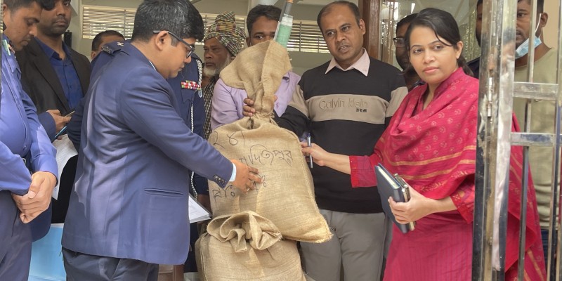 মাদারীপুরে বিভিন্ন কেন্দ্রে পৌঁছাতে শুরু করেছে ব্যালট বক্স ও ব্যালট পেপার 