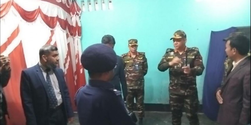 পঞ্চগড়ে জিওসি’র দুইটি ভোট কেন্দ্র পরিদর্শন