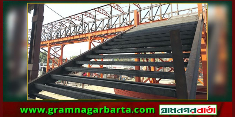 সান্তাহার জংশন ষ্টেশনে যাত্রীদের জীবনের ঝুঁকি নিয়ে চলাচল