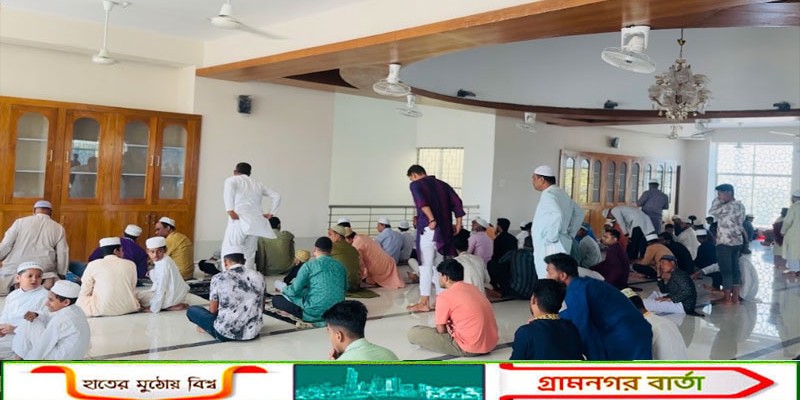 দৃষ্টিনন্দন মাদারীপুরের মডেল মসজিদে একসঙ্গে নামাজ পড়েন ৩ হাজার মুসল্লি