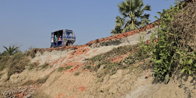 মাদারীপুরে এলজিইডি - পানি উন্নয়ন বোর্ডের গড়িমসিতে গুরুত্বপূর্ণ সড়ক নদীর পেটে :  ভোগান্তিতে এলকাবাসী