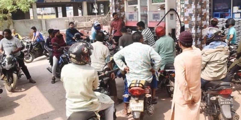 রাজশাহীতে পেট্রল ও অকটেন তেলের সরবরাহে সাময়িক ঘাটতি, দীর্ঘ লাইনে ভোগান্তি