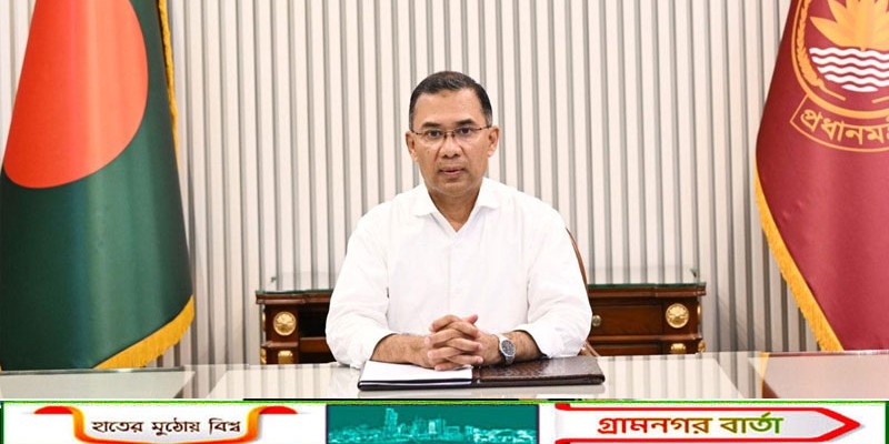 বাড়ির দরজা খুলে উপস্থিত সবার উদ্দেশে মুচকি হেসে প্রধানমন্ত্রী বললেন, ‘চলেন যুদ্ধে যাই'