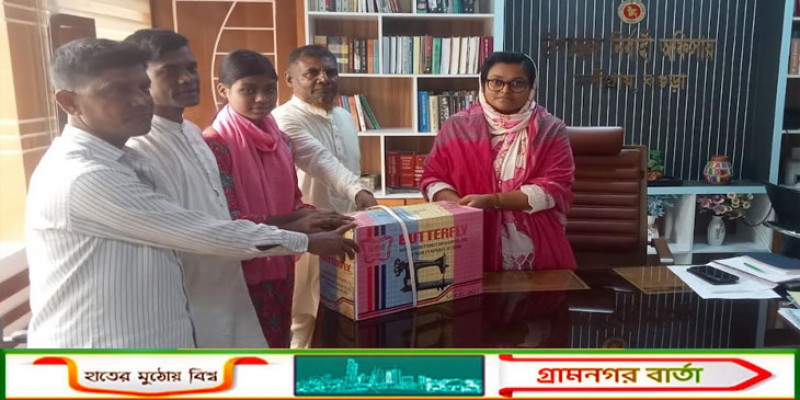 নন্দীগ্রামে এক অসহায় পরিবারকে সেলাই মেশিন প্রদান 