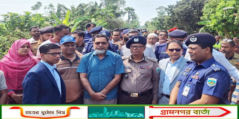 নীলসাগর ট্রেন দুর্ঘটনাস্থল পরিদর্শনে বিভাগীয় কমিশনার ও জেলা প্রশাসক