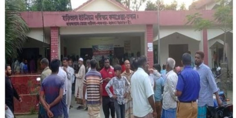 পঞ্চগড়ে  পরিষদের অর্থ আত্নসাতের অভিযোগ সচিবের বিরুদ্ধে চেয়ারম্যানকে মারতে গিয়ে অবরুদ্ধ সচিব