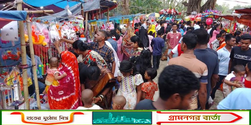 ফুলবাড়ী মহদিপুর শিব-কালী-দুর্গা মন্দির চত্বরের মন্ডপ মেলায় নর-নারীদের মিলনমেলা