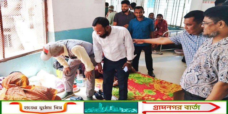 বগুড়ায় অসুস্থ অসহায় রোগীদের দেখতে হাসপাতালে সাবেক এমপি লালু 