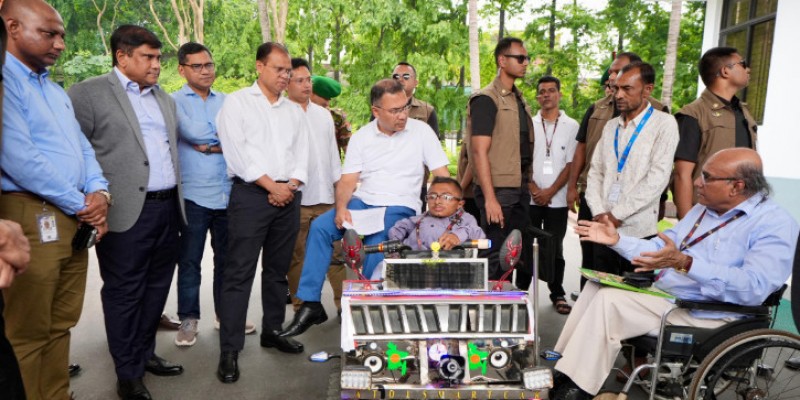 এবার প্রতিবন্ধী ওয়াকিমুলের বানানো স্মার্ট কারে চড়লেন প্রধানমন্ত্রী