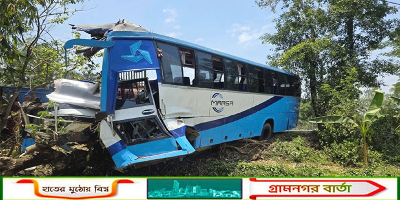 লোহাগাড়ায় দুই বাসের মুখোমুখি সংঘর্ষে নিহত ৪