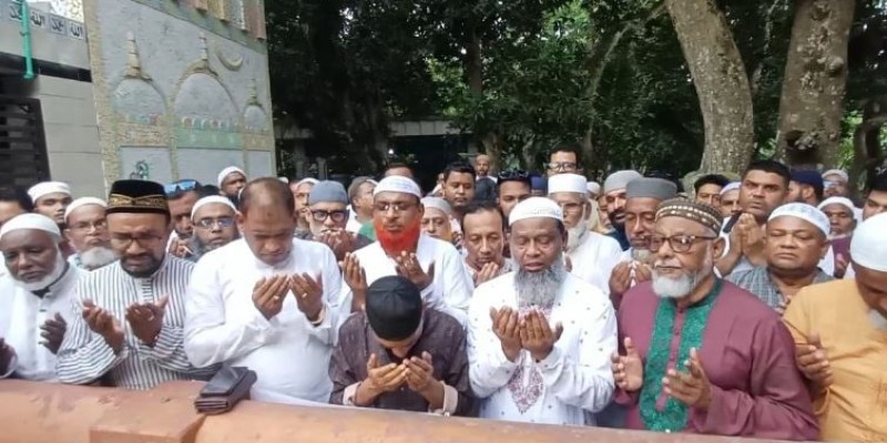রামিসার কবর জিয়ারতে এসে  কান্নায় ভেঙে পরলেন মুন্সীগঞ্জ-১ আসনের সংসদ সদস্য