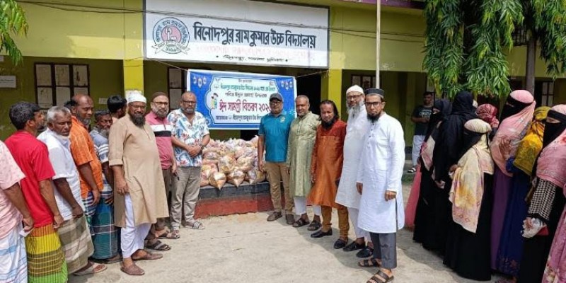 বিনোদপুর রামকুমার উচ্চ বিদ্যালয় ১৯৯১ ব্যাচের উদ্যোগে ঈদ সামগ্রী বিতরণ