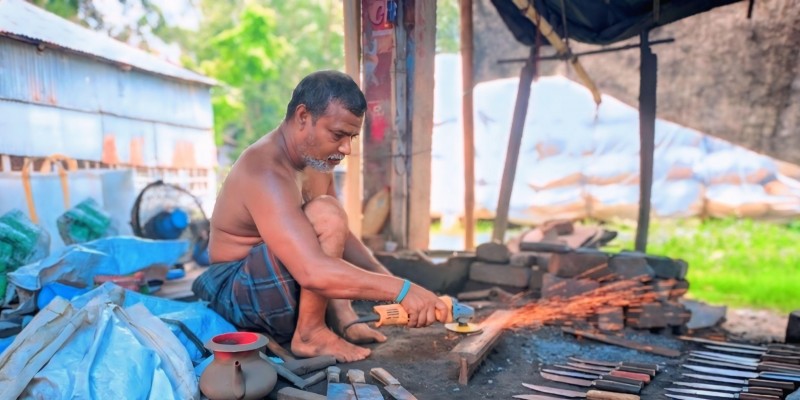 ঈদুল আযহা সামনে রেখে ব্যস্ত নন্দীগ্রামের কামার শিল্পীরা
