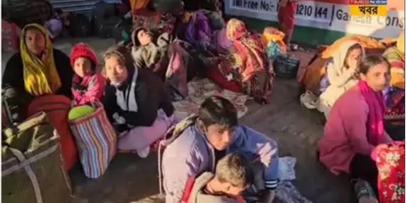 বাংলাদেশে ঢুকতে ভারতীয় সীমান্তে হঠাৎ শত শত মানুষের ভিড়