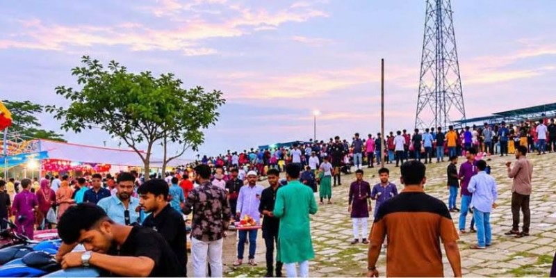 ঈদুল আজহার ৫ম দিনেও তিস্তা রেল ও সড়ক সেতুতে দর্শনার্থীদের ঢল